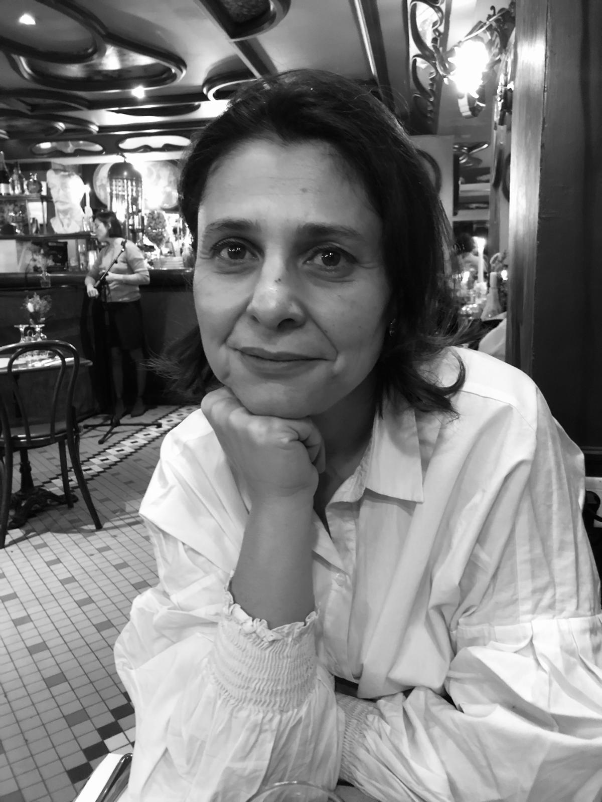 Myriam assise à une table
