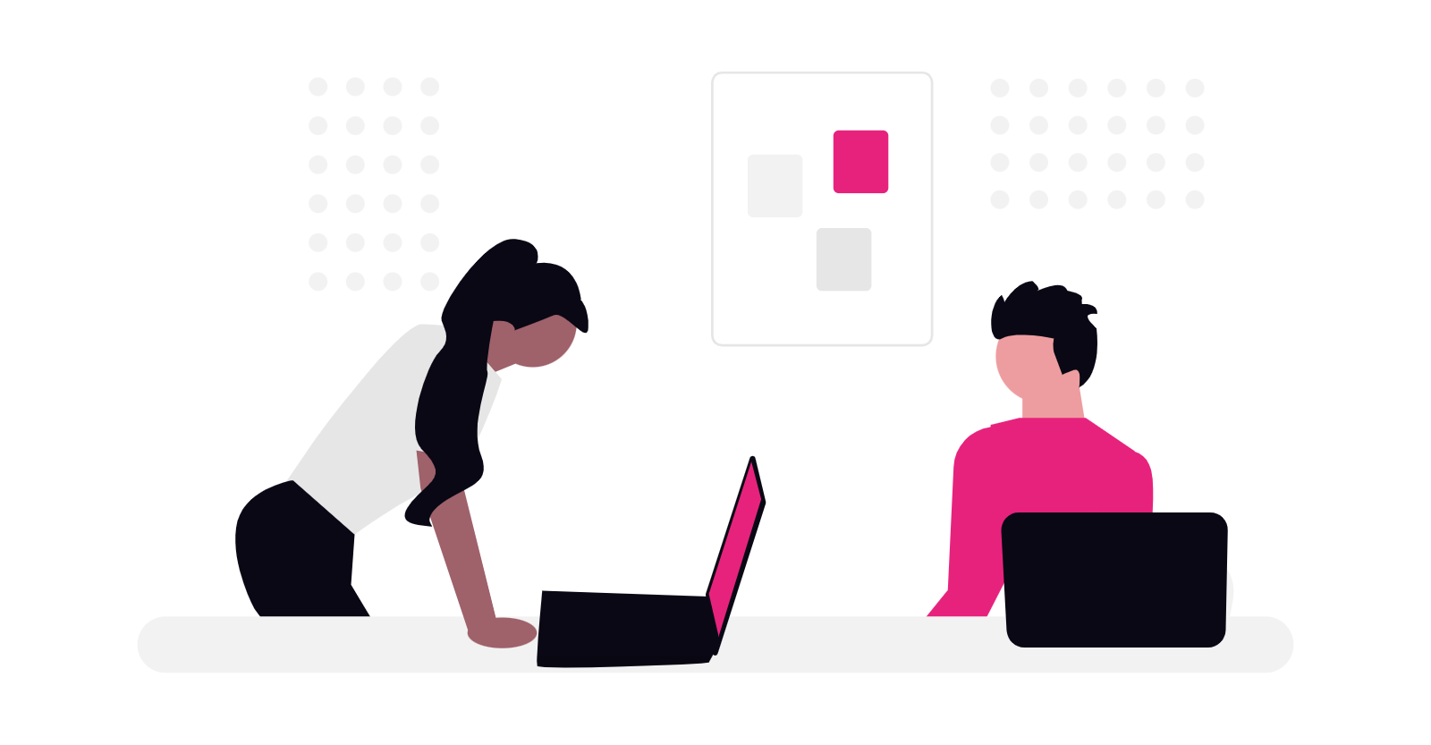 Deux personnes qui travaillent dans le conseil RH autour d'un bureau